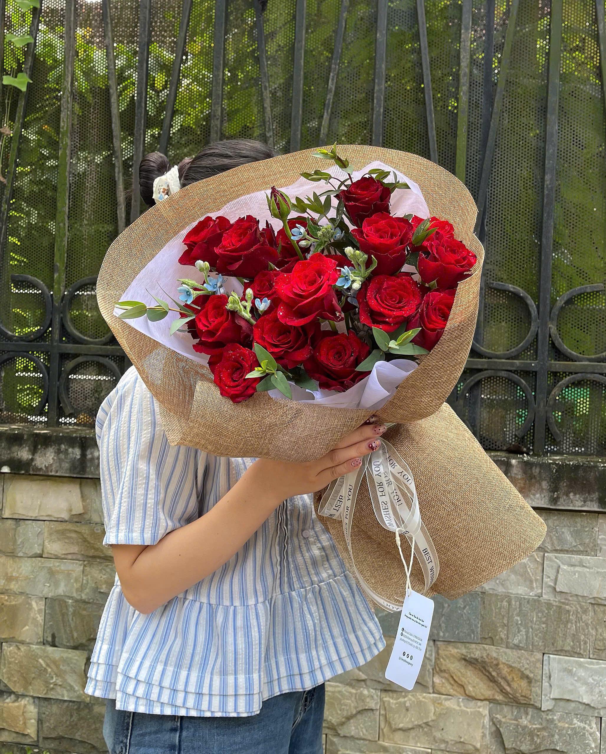 Bó hoa hồng đỏ gói vải bố nâu